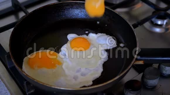 三蛋炒锅慢动作视频的预览图