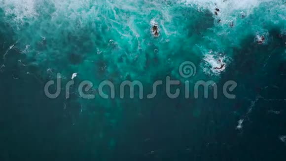 西班牙加那利群岛特内伊夫岛附近岩石海岸的海洋表面俯视图空中无人机视频的预览图
