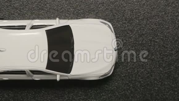 顶部视图车祸玩具模型汽车坠毁白色玩具汽车慢速运动视频的预览图