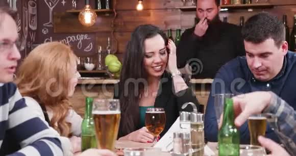 女人在一家老式酒吧或餐馆里给酒保无报酬视频的预览图