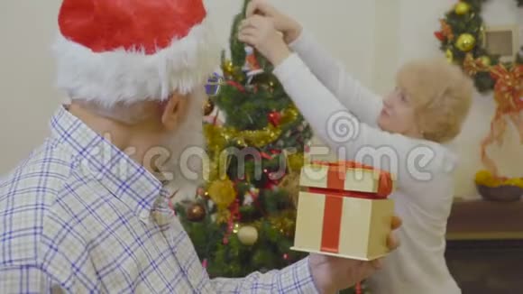 戴着圣诞帽的老人想让他的妻子感到惊奇视频的预览图