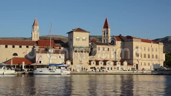 克罗地亚达尔马提亚特罗吉尔老城区亚得里亚海和教科文组织世界遗产遗址上的历史城镇和海港游客视频的预览图
