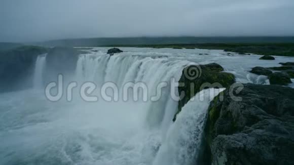 午夜阳光下美丽的冰岛瀑布视频的预览图