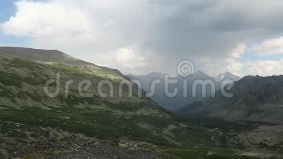 隐藏的风景如画的山谷风景闪电在阿尔泰山的视频中被捕捉到视频的预览图