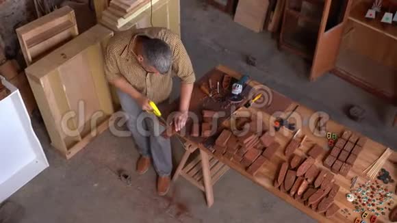 精木匠用锯子锯木头视频的预览图