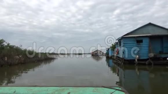日常生活在柬埔寨的Ponley村在TonleSap湖畔视频的预览图