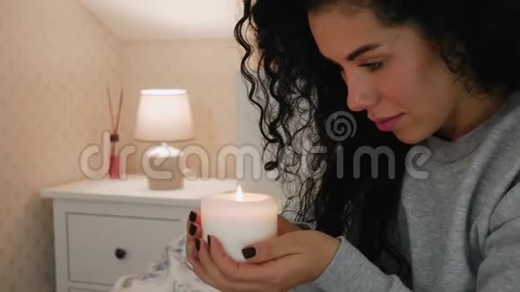 女人拿着蜡烛躺在床上视频的预览图