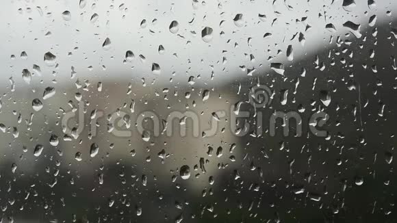 雨水滴在窗户上视频的预览图