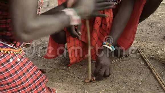 两名马赛男子用手电钻在肯尼亚的一个多塔点火视频的预览图