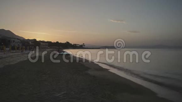 在Formia的海滩上日出时间随着蓝天和云彩而流逝视频的预览图