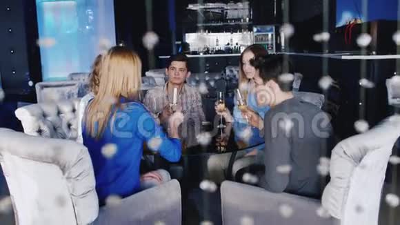 为了庆祝这个活动一群年轻人在咖啡馆里喝酒视频的预览图