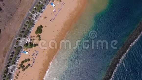 拉斯泰雷西塔斯海滩道路停车场的汽车金色沙滩和大西洋的顶部景色特内利夫视频的预览图