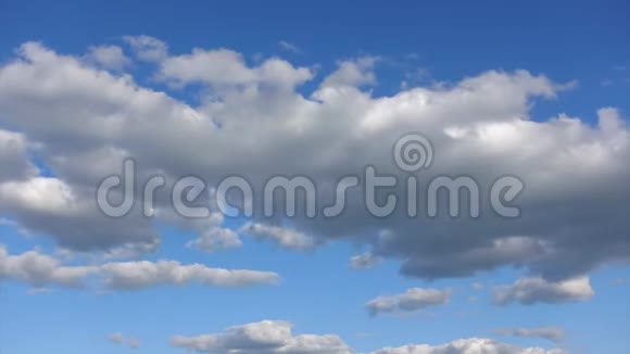时光流逝美丽的云彩在高高的蓝天上明确的气氛概念视频的预览图