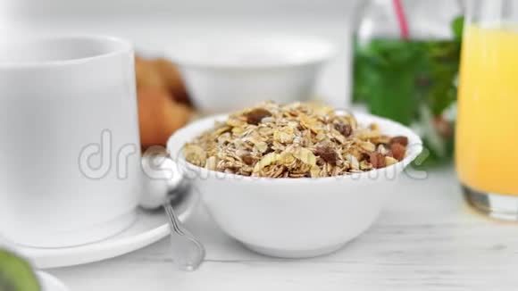 提供丰盛的新鲜可口的传统早餐提供桌上的平底锅视频的预览图