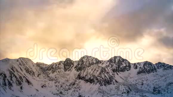 安道尔比利牛斯山脉冬季时光流逝视频的预览图