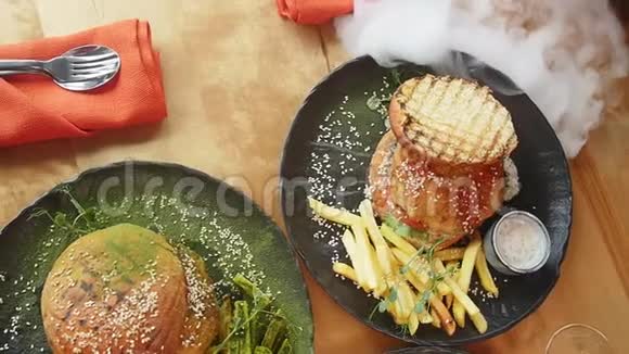 美味的汉堡和薯条放在餐桌上从上面看视频的预览图