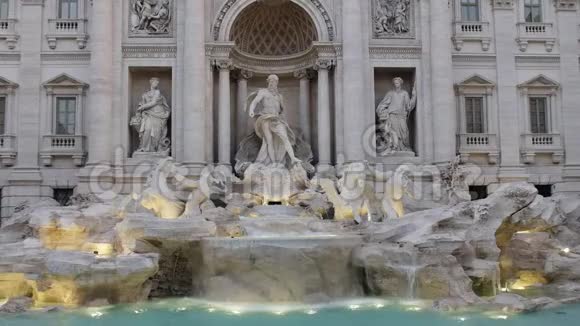 靠近特雷维喷泉罗马有泛光灯视频的预览图