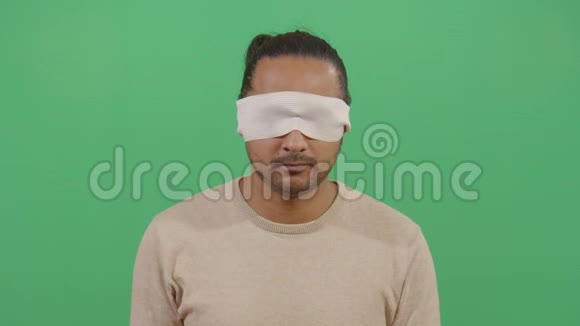 成年男子摘下眼罩视频的预览图