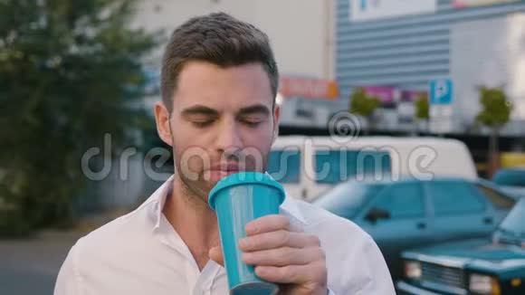 城市生活方式中帅哥喝美味咖啡的肖像成功的商人员工视频的预览图
