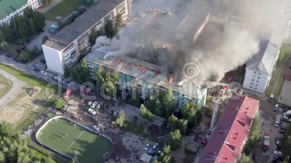 俄罗斯Nizhnevartovsk2019年7月1日消防员扑灭住宅高层建筑屋顶的火灾视频的预览图