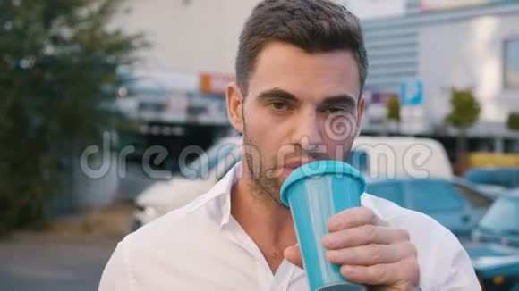 城市生活方式中成功商人饮用美味咖啡的肖像英俊的男性员工视频的预览图