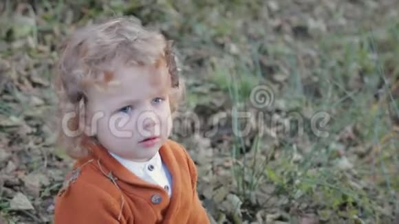 一个滑稽的孩子的肖像带着悲伤和内疚的表情视频的预览图