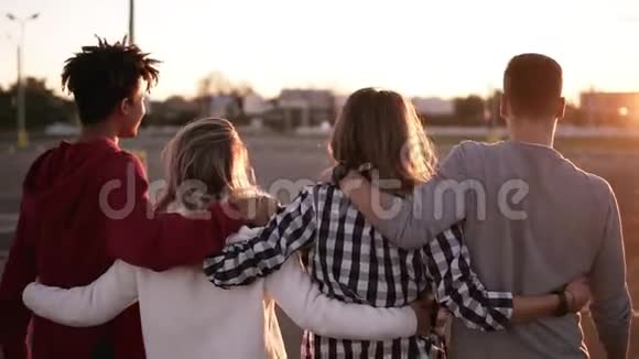 一群混合种族的朋友在城市里一起拥抱和享受乐趣他们有两个女孩和两个男孩视频的预览图