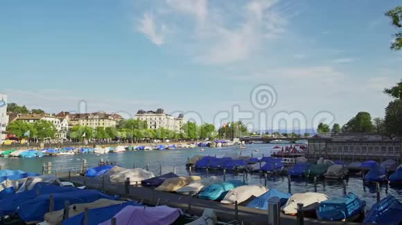 瑞士苏黎世2019年4月春天白天在苏黎世湖上划船视频的预览图