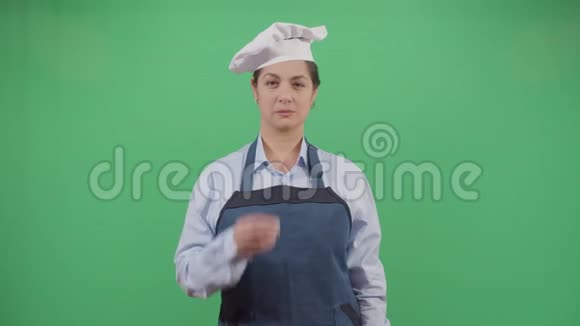 女厨师闻着他肮脏的手视频的预览图