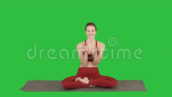 积极开朗的年轻女性在瑜伽姿势拍手和微笑的绿色屏幕Chroma键视频的预览图