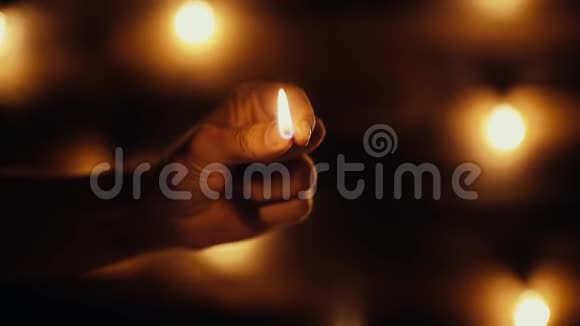手在万圣节南瓜里面点燃蜡烛特写视频的预览图