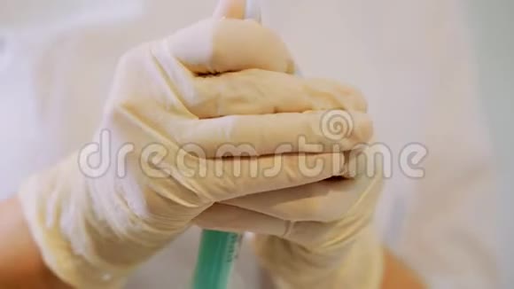 一位戴白色手套的医护人员正在用注射器皮下注射针和小瓶准备注射流感疫苗视频的预览图