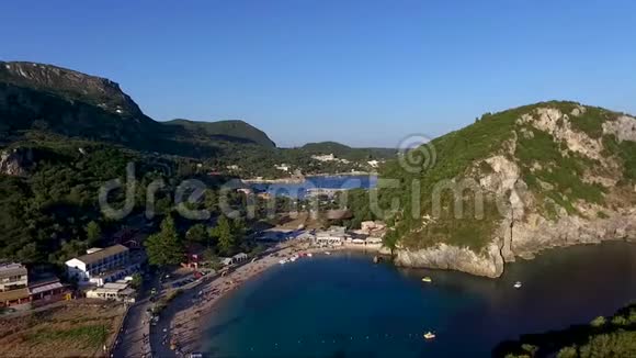 希腊古卡斯特里察科尔夫惊人海滩鸟瞰图视频的预览图