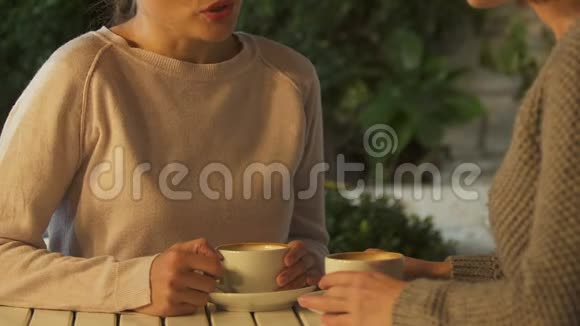 女人在杯咖啡上交流诉说秘密悲伤地支持视频的预览图