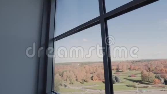 从窗口到城市的景色视频的预览图