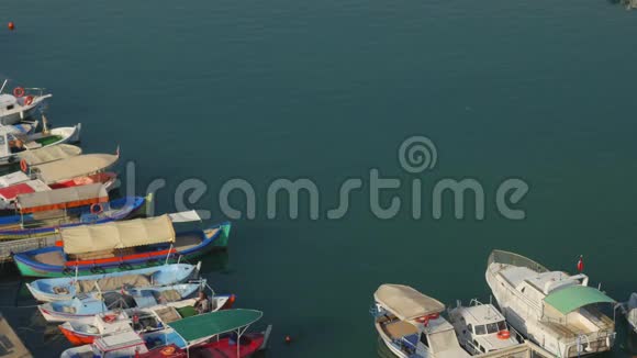 土耳其阿拉尼亚有老式木制渔船的渔港视频的预览图