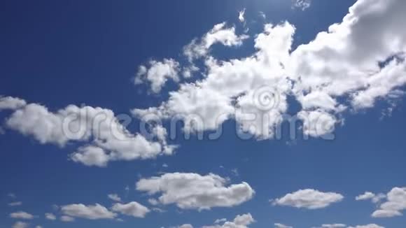 天空和云彩的时间流逝阳光明媚的日子里美丽的云景自由概念视频的预览图