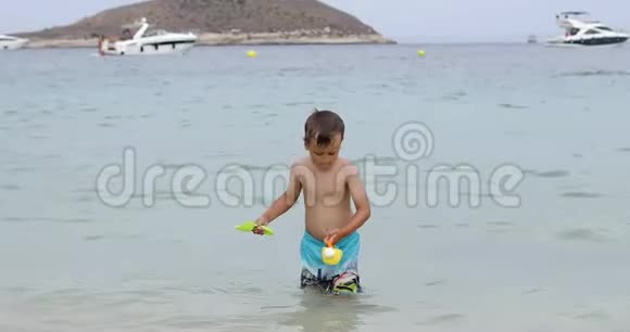 一个可爱的孩子从海里出来视频的预览图