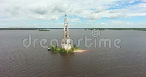 圣尼古拉斯教堂的钟楼卡利亚津俄罗斯空中飞行视频的预览图