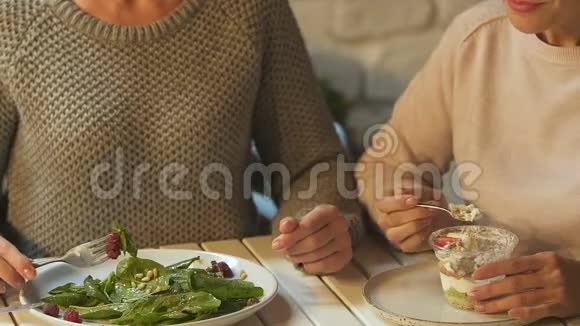 女士指出沙拉推荐朋友开始节食健康的食物好处视频的预览图