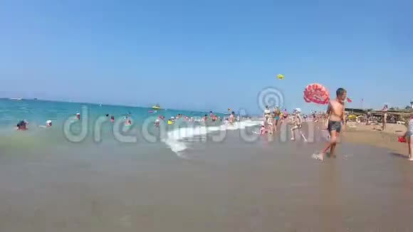 马纳夫加特土耳其2019年7月10日加速视频人们在海滩上放松视频的预览图