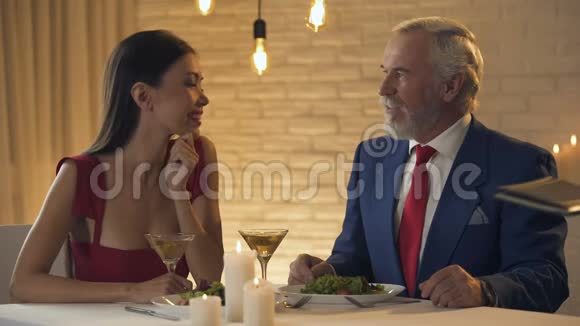 贪婪的男性对豪华餐厅账单浪漫晚餐的高价感到震惊视频的预览图