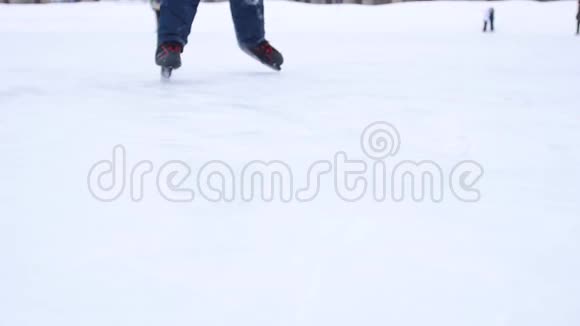 冰鞋的刀刃划破了冰冰球运动员在冰上刹车曲棍球冰鞋的特写视频的预览图
