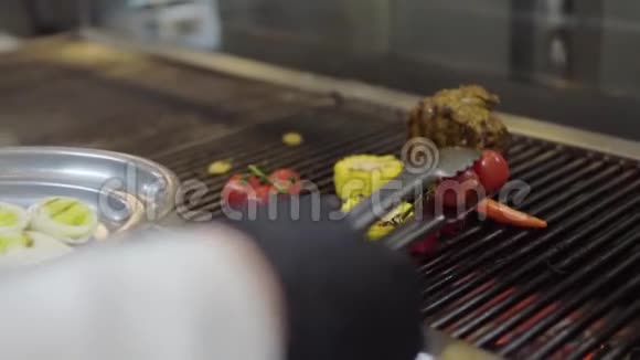 厨师在烤架上烹饪蔬菜在餐厅厨房特写把肉玉米樱桃放在盘子里煮视频的预览图