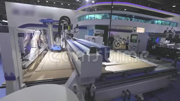 大型现代木工机械数控机床切割工件中国展览会上的数控机床视频的预览图