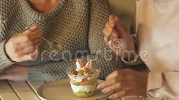 女人一起享受甜点被糖果诱惑拒绝节食特写镜头视频的预览图