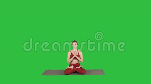 年轻的运动女性练习瑜伽做鳞片运动Tolasana姿势在绿色屏幕上Chroma键视频的预览图