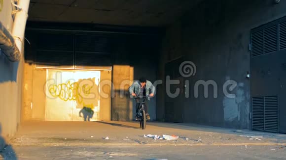 一个青少年在自行车上玩把戏慢动作视频的预览图
