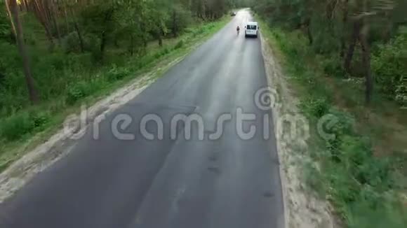无人机在乡村公路上撞到松树后坠落视频的预览图