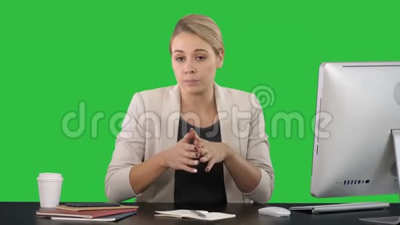 美丽的年轻女商人在绿色屏幕上给相机打了一个尖嘴Chroma键视频的预览图